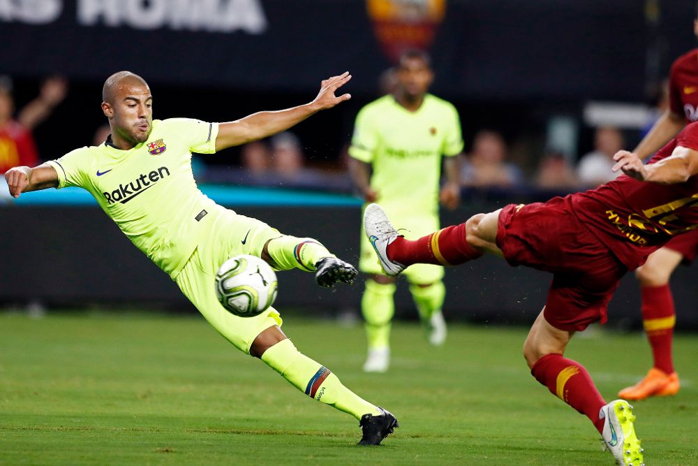 Rafael Alcantara (i), del FC Barcelona, en acción contra Davide Santon (d), del AS Roma.