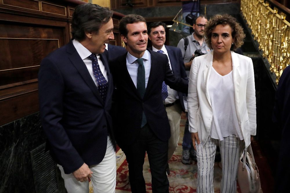 El presidente del PP, Pablo Casado,c.,acompañado por Rafael Hernando, iz., y la nueva portavoz parlamentaria del Grupo Popular, Dolors Monserrat, junto al anterior, Rafael Hernando.