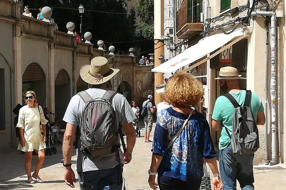 Turistas paseando por Palma de Mallorca.
