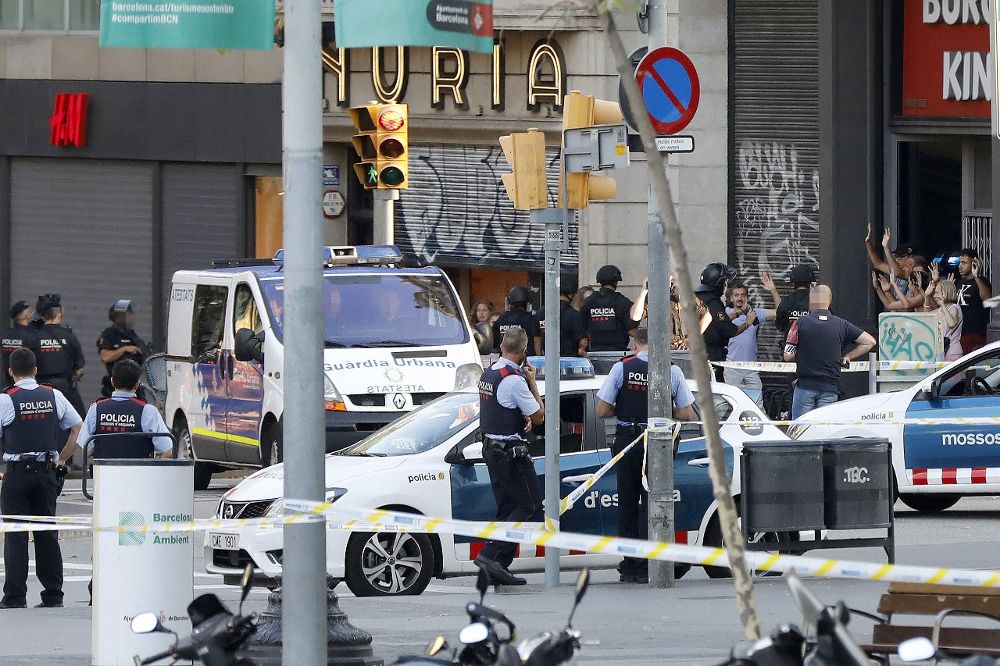 Despliegue policial tras el atentado en las Ramblas de Barcelona, donde murieron 13 personas atropelladas.