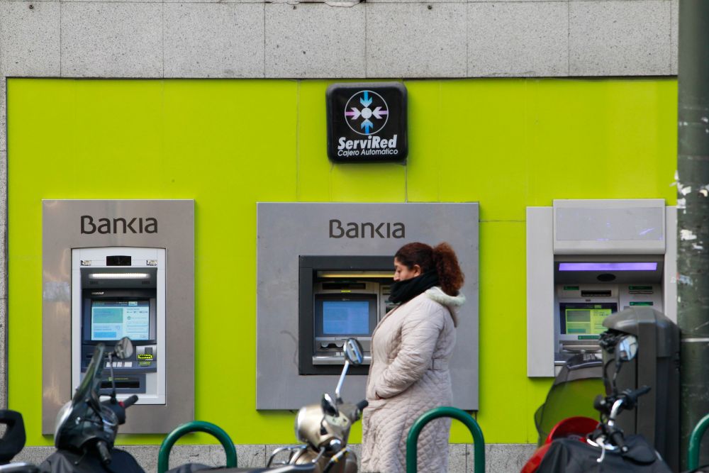 Cajeros en una sucursal de Bankia. 