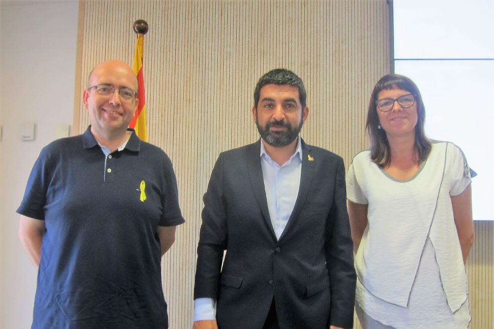 El consejero de Trabajo de la Generalitat, Chakir El Homrani (c), con Carles Macian y Silvia Marchena.