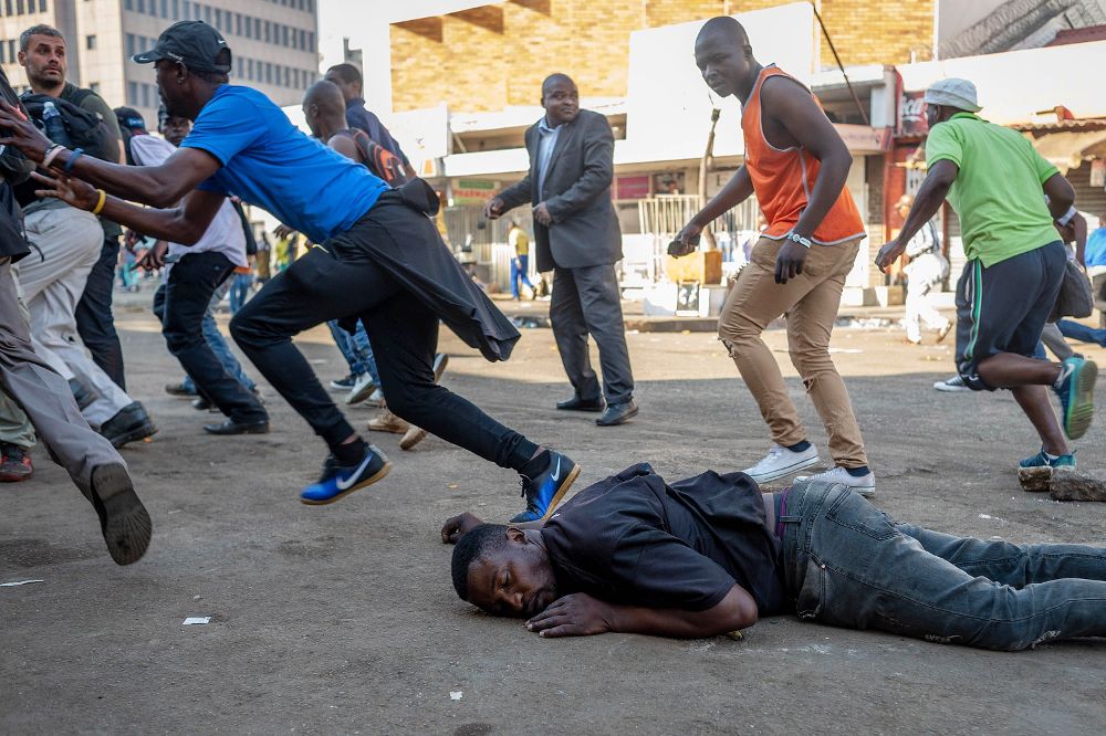 Un hombre cae al suelo tras ser disparado en la espalda por las fuerzas de seguridad durante una protesta organizada por simpatizantes del Movimiento por el Cambio Democrático (MDC).
