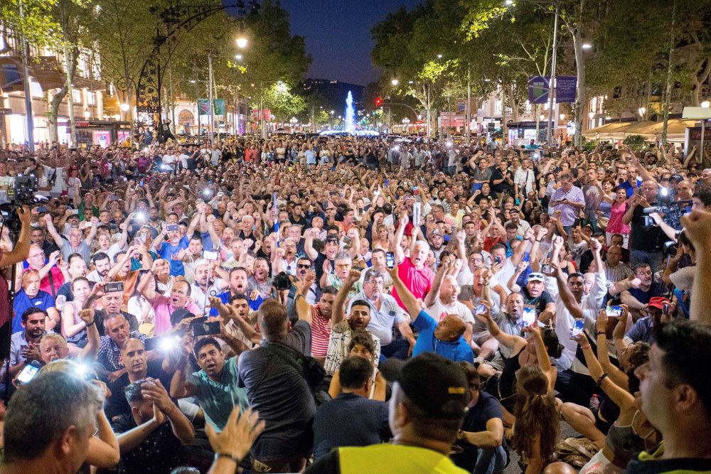 Asamblea de taxistas celebrada esta noche en Barcelona.