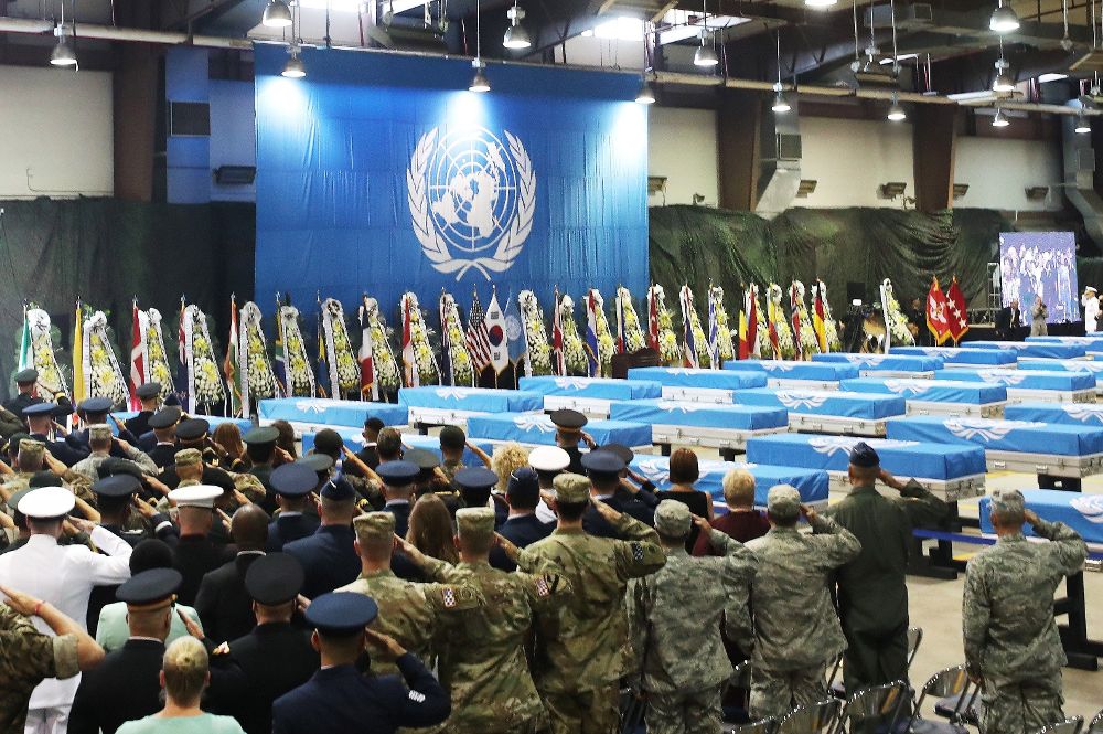 Soldados estadounidenses ofrecen un saludo militar a los ataúdes que contienen los restos de los 55 soldados.