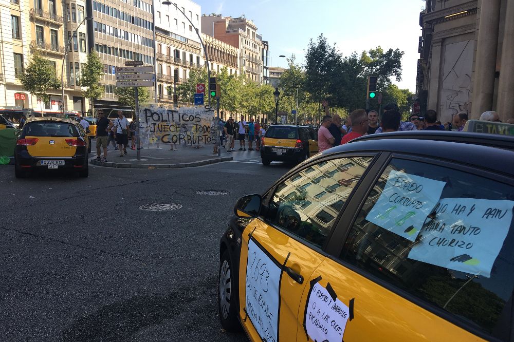 Un taxi ocupa la calle entre el Paseo de Gracia y Gran Via de Barcelona.