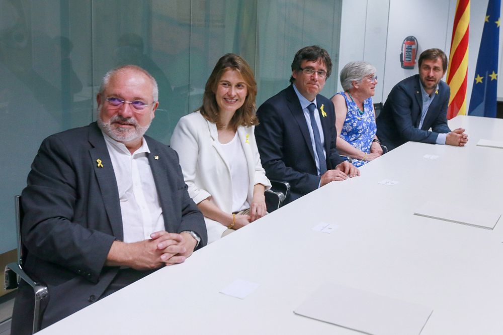 Lluis Puig (izquierda) con otros excargos de la Generalitat, entre ellos Carles Puigdemont, durante la reunión en la Delegación de la Generalitat de Catalunya ante la UE.