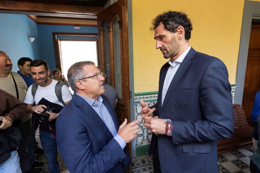 El presidente del la Federación Española de Baloncesto, Jorge Gargajosa (d), conversa con el presidente del presidente del Iberostar Tenerife, Félix Hernández (i).