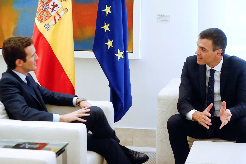 El presidente del Gobierno, Pedro Sánchez, durante el encuentro de esta tarde al nuevo líder del PP, Pablo Casado.