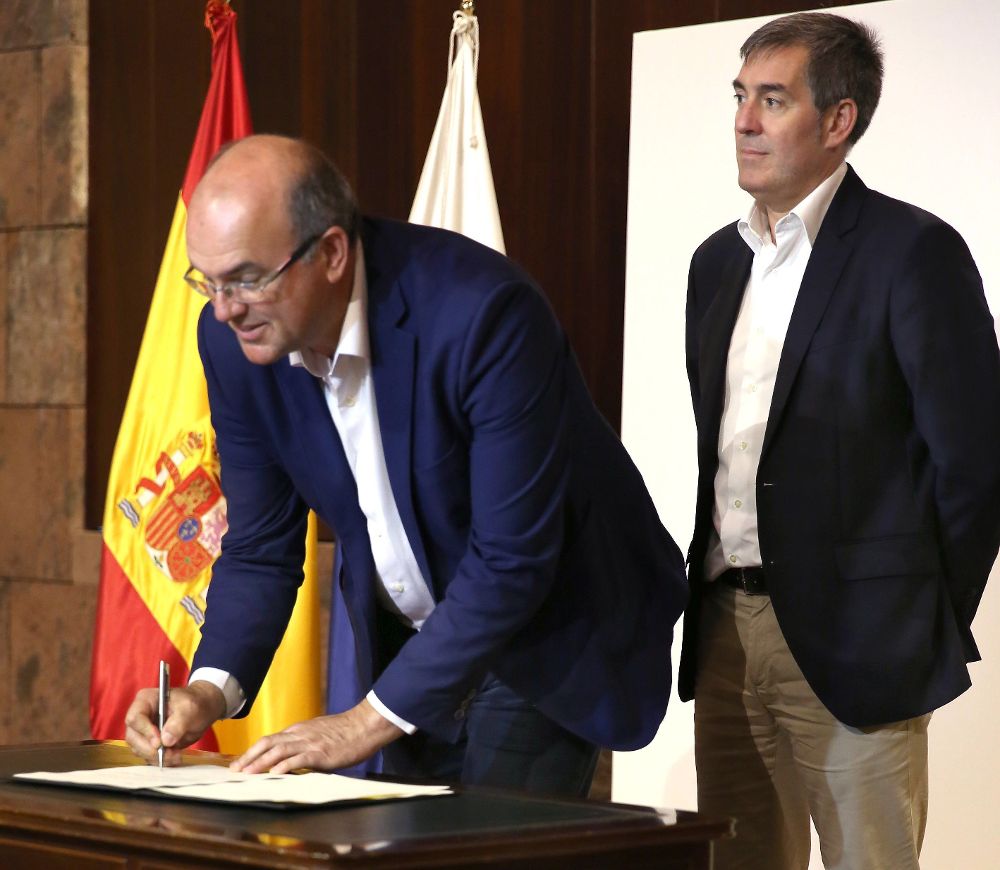 El presidente del Cabildo de la Palma, Anselmo Pestana, firma la orden por la que se autoriza la transferencia al Cabildo de La Palma del importe correspondiente al 50% de la anualidad 2018 con cargo al fondo de desarrollo de Canarias (FDCAN).