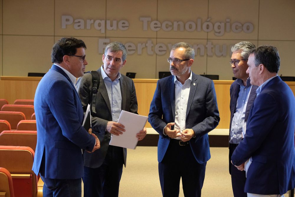 Los presidentes del Gobierno y del Cabildo de Fuerteventura, junto a otros asistentes, ayer, en la sede del Parque Tecnológico de la isla majorera.