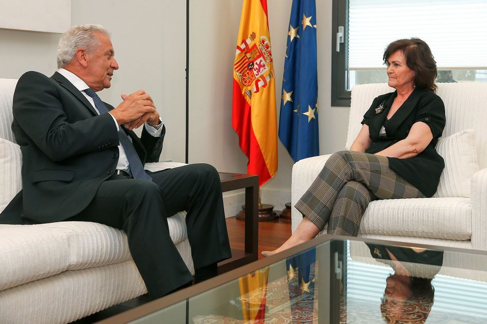 El comisario europeo de Interior, Dimitris Avramopulos, que visita España, durante la reunión que ha mantenido con la vicepresidenta del Gobierno, Carmen Calvo.