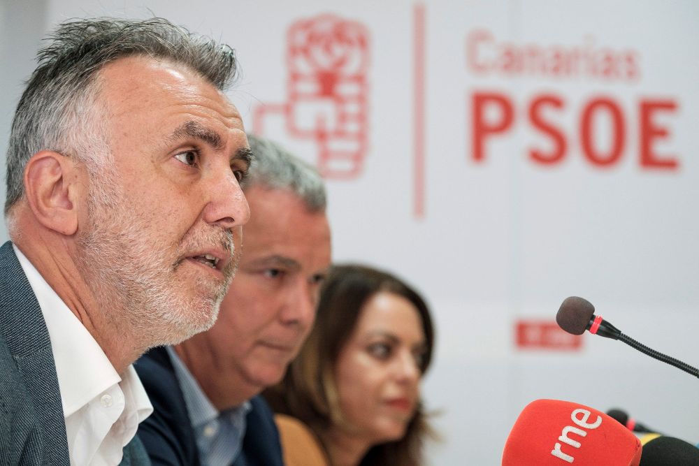 El secretario general del PSOE en Canarias, Ángel Víctor Torres (i), y los diputados Sebastián Franquis y Tamara Raya.