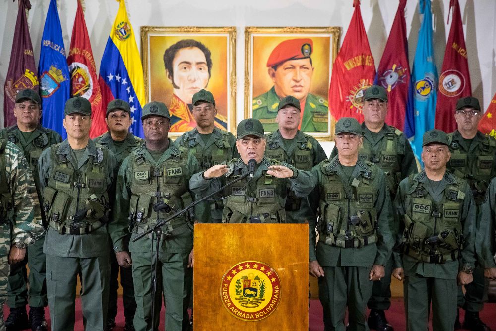 El ministro de defensa, Vladimir Padrino Lopez (c), ofrece declaraciones este domingo, en Caracas.