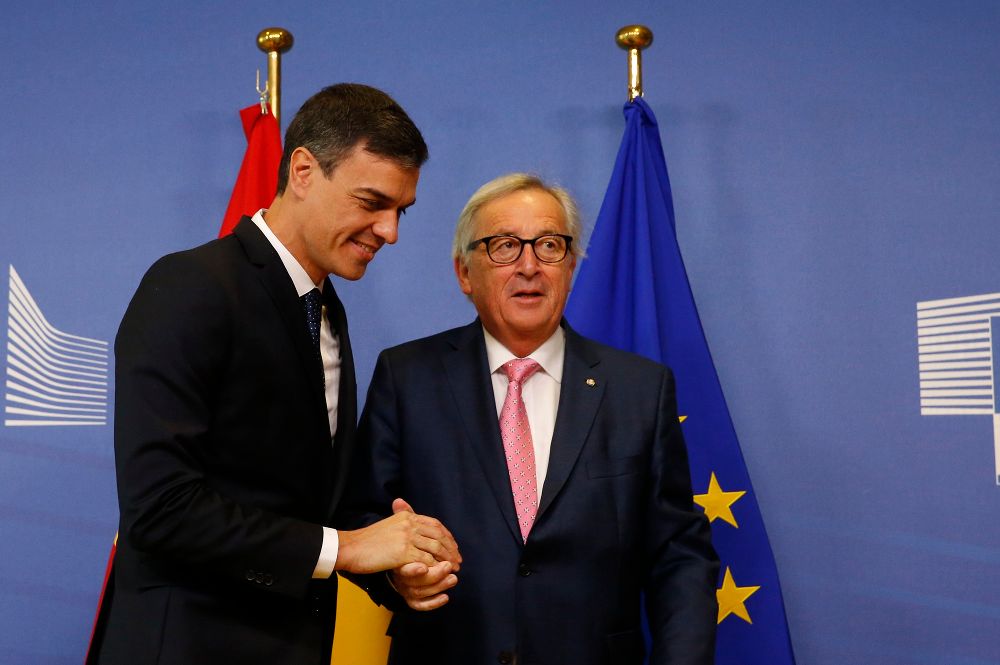 El presidente del Gobierno, Pedro Sánchez, y el de la Comisión Europea, Jean Claude Juncker.