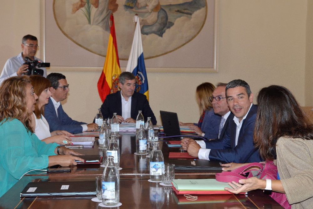 El Consejo de Gobierno de Canarias, presidido por el jefe del Ejecutivo regional, Fernando Clavijo, se reunió este lunes en Santa Cruz de La Palma ( La Palma). 