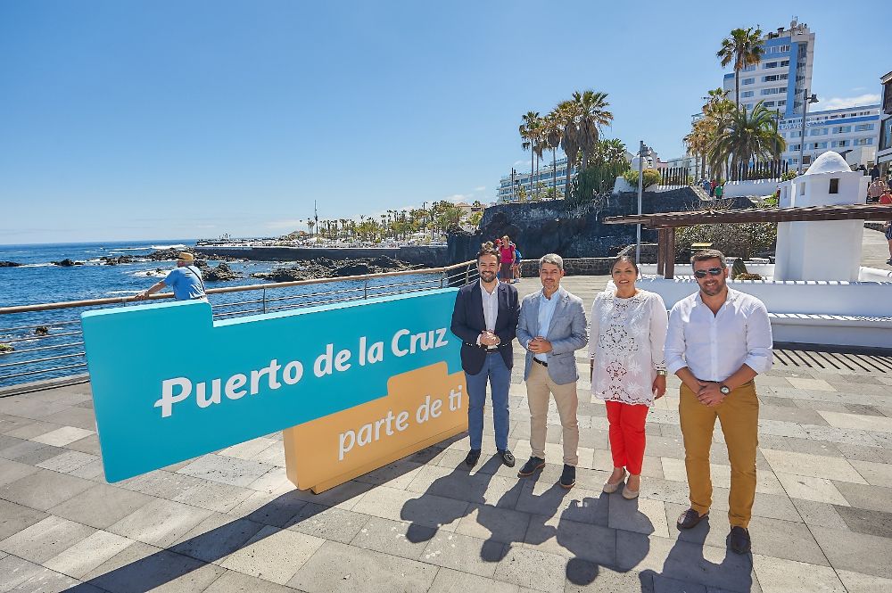 Puerto de la Cruz ya dispone de siete nuevos elementos identificativos con su nueva marca ciudad instalados en enclaves emblemáticos del municipio. 