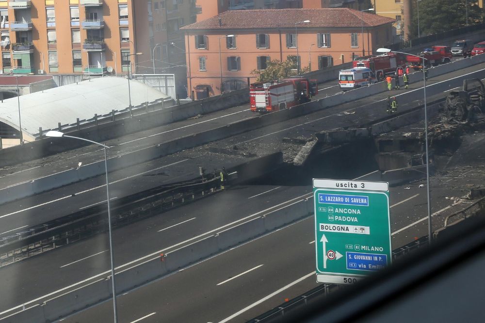 Vista del puente de la autopista del cruce Casalecchio A1-A14 parcialmente colapsado después del accidente.