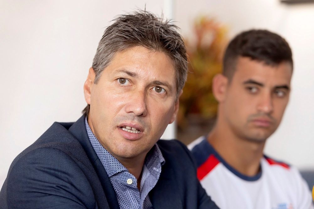 El delantero Alexander Mesa Travieso, Nano (d), junto al secretario técnico del CD Tenerife, Alfonso Serrano, durante su presentación como nuevo jugador del club.