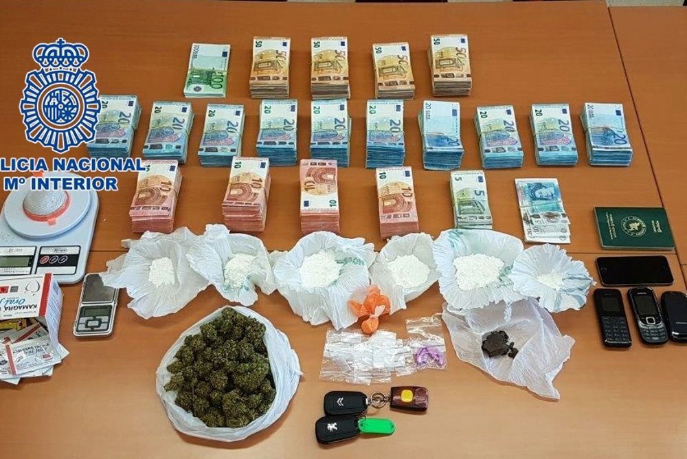 Dinero, medicamentos y otros objetos intervenidos dentro de la operación 'PITA'.