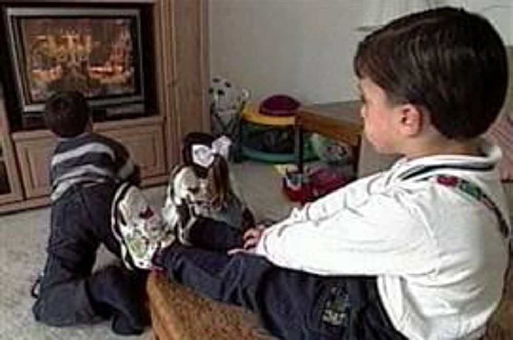 Los niños canarios pasan menos tiempo que la media de los niños españoles viendo la televisión.