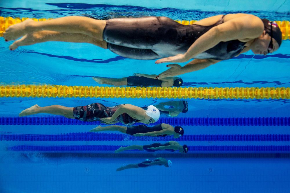 Las nadadoras Vitalina Simonova de Rusia (primer plano), la danesa Thea Blomsterberg (segundo plano), y la española Jessica Vall Montero (tercer plano) compiten en los 200 metros braza femeninos.