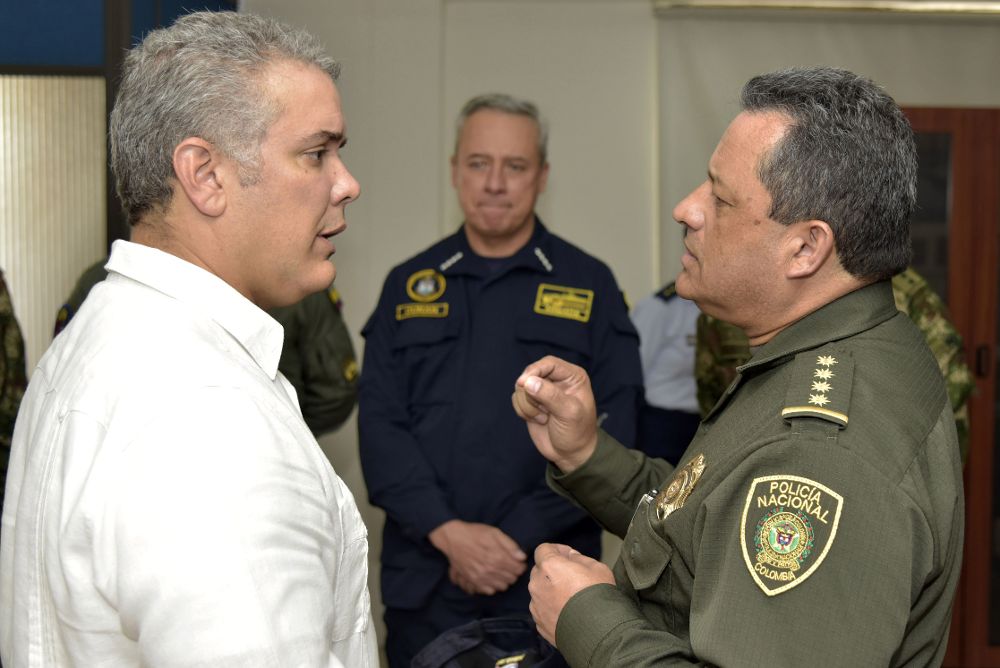 El presidente de Colombia, Iván Duque (i), mientras habla con el director general de la Policía de Colombia, el general Jorge Hernando Nieto Rojas.