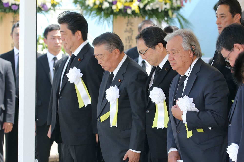 Antonio Guterres (d) y el primer ministro de Japón, Shinzo Abe (i), asisten a una ceremonia para recordar a las víctimas de la bomba atómica en Nagasaki.