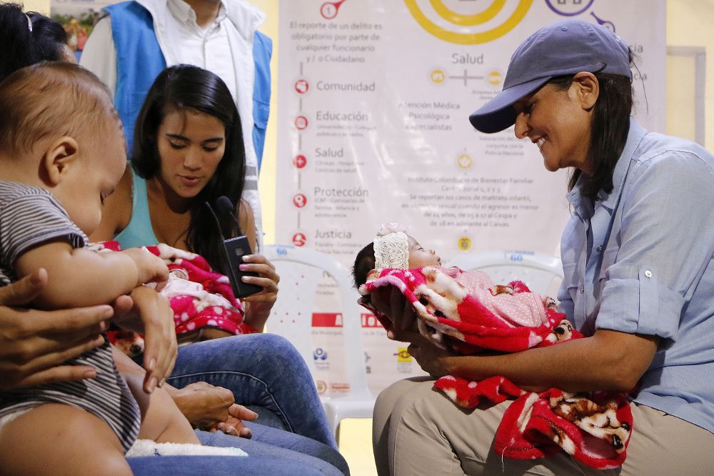 Nikki Haley (d) sostiene un niño hoy, miércoles 8 de agosto de 2018, en el Centro de Atención al Ciudadano en Cúcuta (Colombia), durante su visita a la frontera entre Colombia y Venezuela.