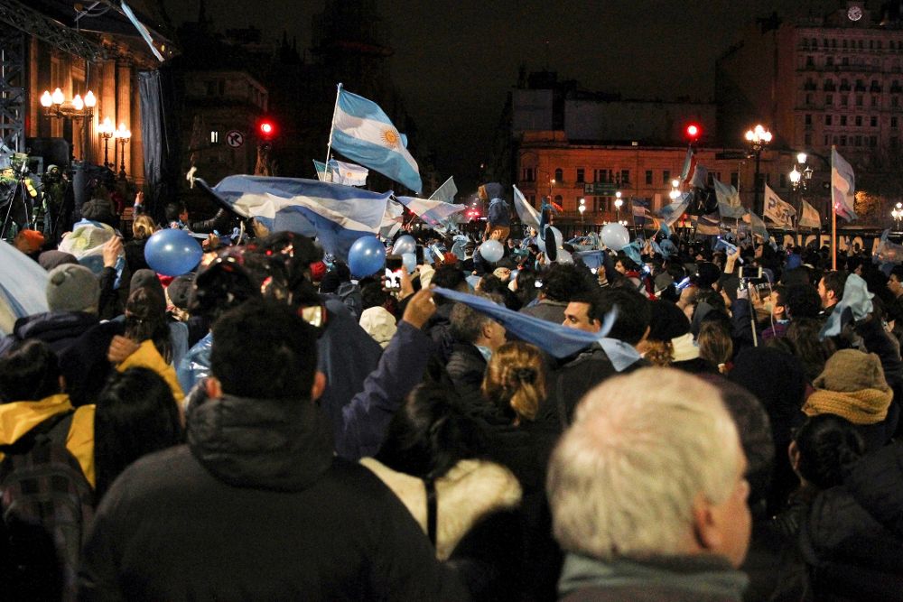 Personas contrarias a la legalización del aborto en Argentina celebran el resultado final de la votación.
