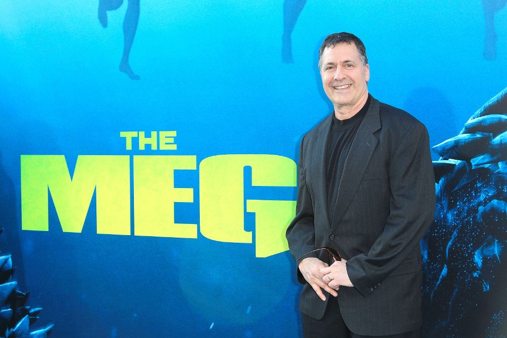 Steve Alten posa a su llegada al preestreno de la película Megalodón, en el Teatro Chino de Grauman en Hollywood.
