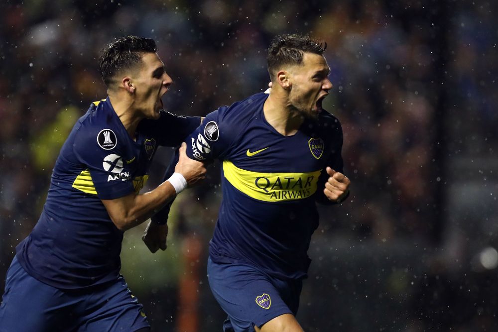 Mauro Zárate (d) de Boca Juniors celebra un gol junto a su compañero Cristian Pavón