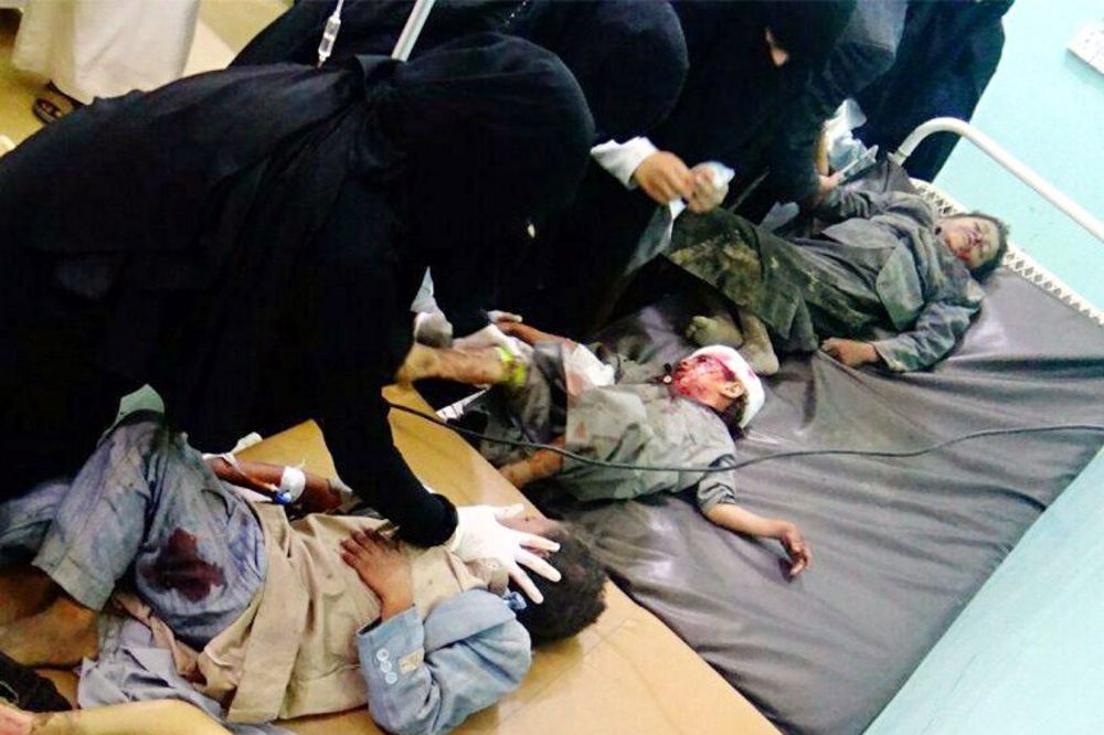 Imagen obtenida de un fotograma de un vídeo y facilitada por el Movimiento Hutí que muestra varios niños yemeníes heridos mientras reciben atención médica en un hospital.