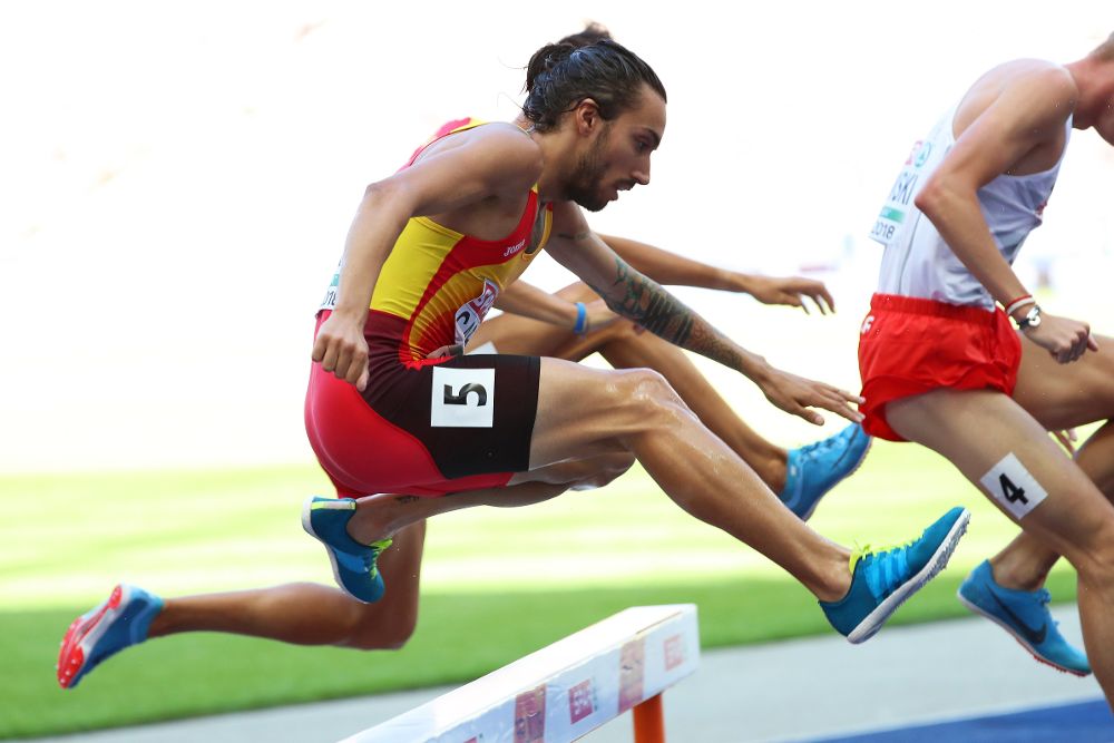 Fernando Carro compite en una de las series de 3000m obstáculos masculinos en los Campeonatos de Europa de Atletismo.