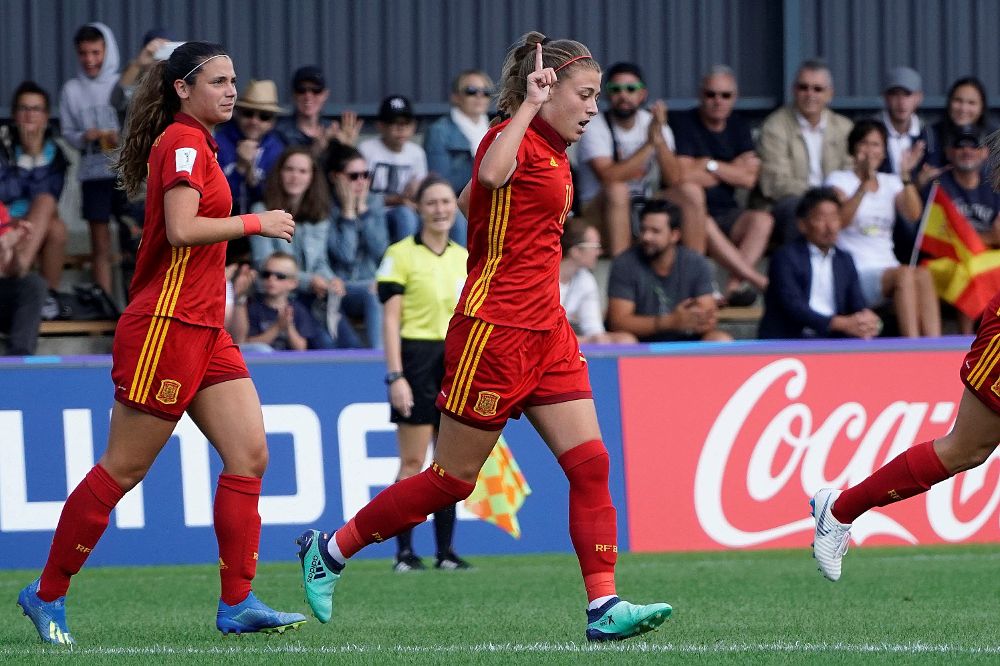 Las jugadoras de la selección española femenina de fútbol sub-20 celebran su victoria tras disputar el partido del Mundial sub-20 femenino frente a Japón.
