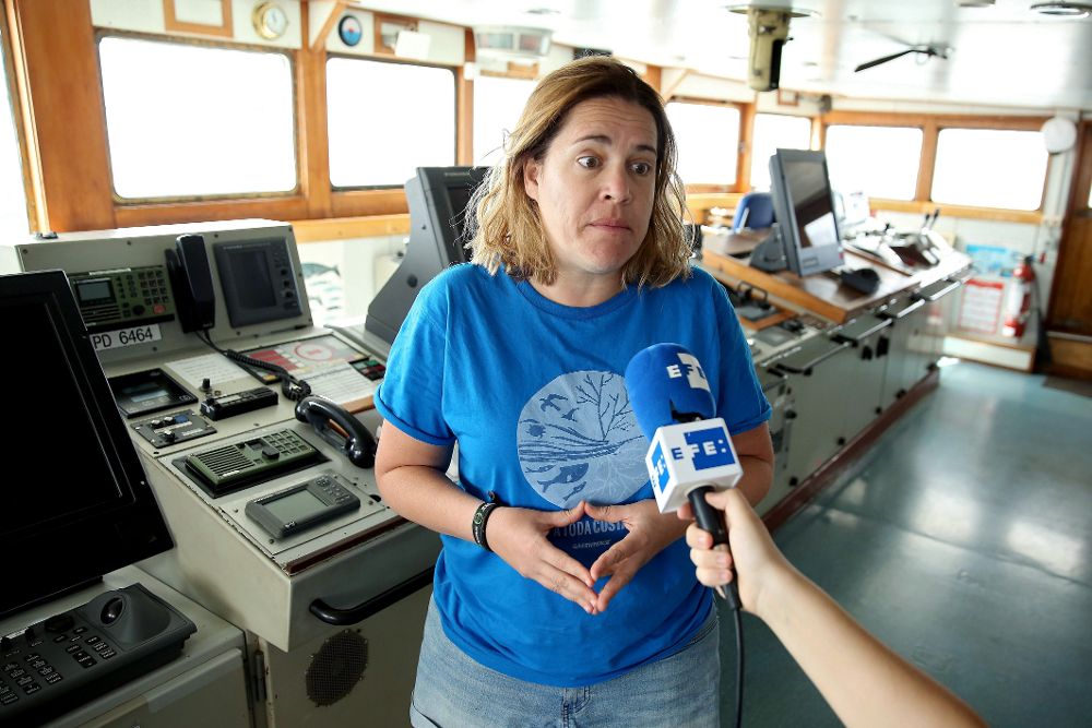 La portavoz de Greenpeace y experta en Biología Ambiental, Pilar Marcos, hoy, durante una entrevista con la Agencia EFE en Santa Cruz de Tenerife.