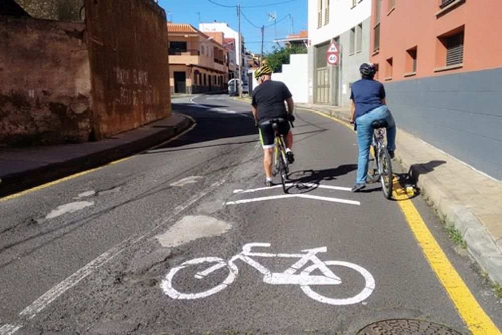 Carril bici y dos ciclistas en una calle de La Laguna