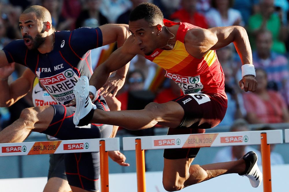 El atleta español Orlando Ortega compite en la semifinal de 110m vallas de los Campeonatos de Europa de Atletismo en Berlín.
