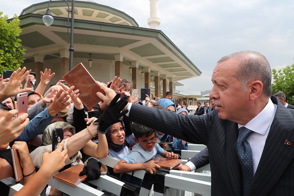 El presidente turco, Recep Tayyip Erdogan, saluda a sus simpatizantes tras el tradicional rezo del viernes en Ankara.
