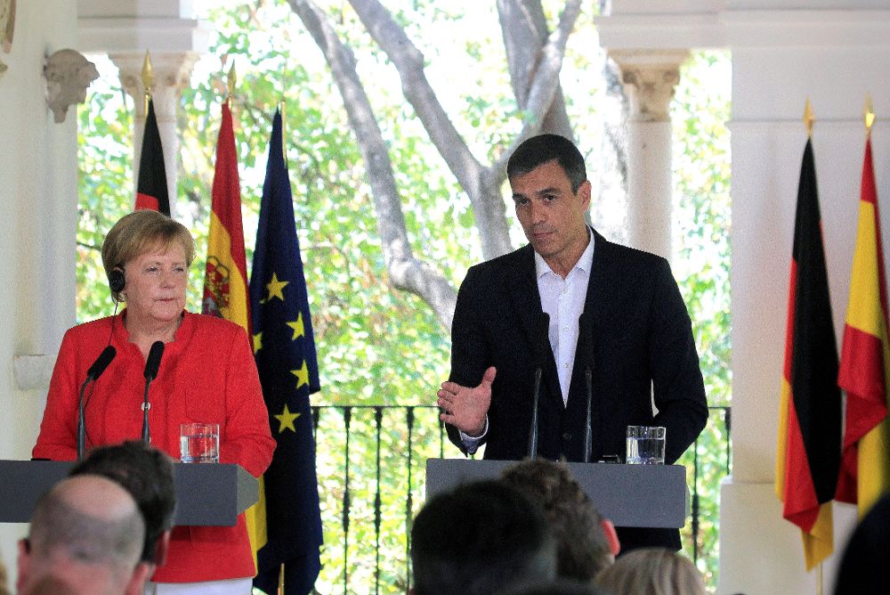 La canciller alemana, Angela Merkel, y el presidente del Gobierno español, durante la rueda de prensa conjunta.