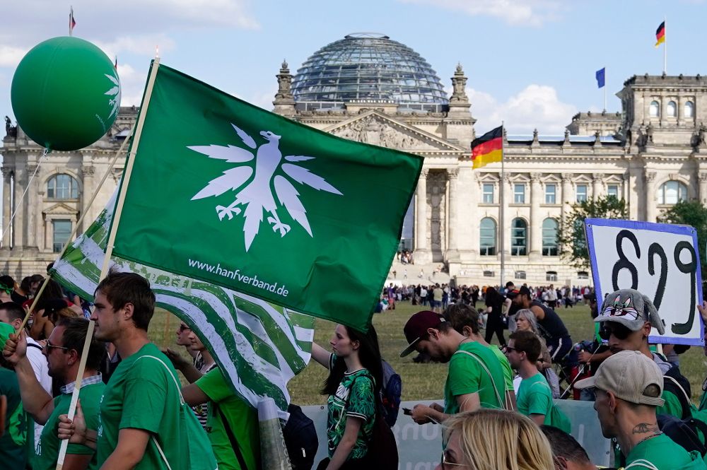 La manifestación, bautizada como Cannabis Parada (Hanfparade en alemán) pasa frente al Reichstag (Parlamento).