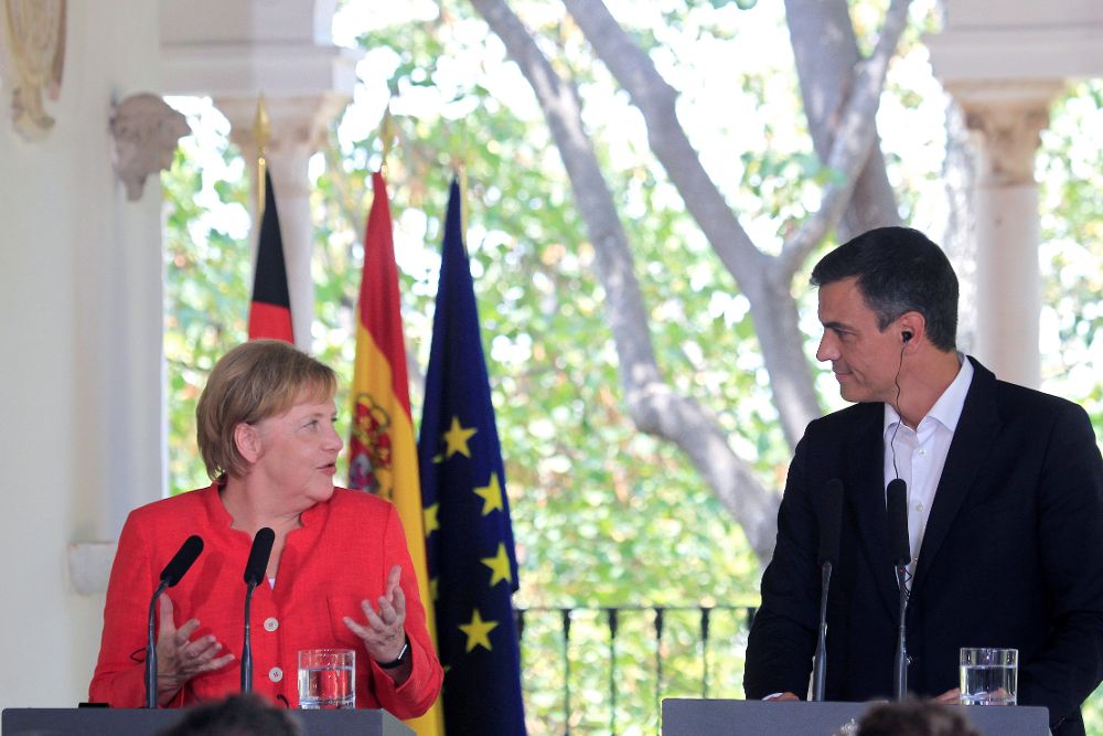 La canciller alemana, Angela Merkel, y el presidente del Gobierno español, Pedro Sánchez, durante la rueda de prensa que han ofrecido esta tarde.