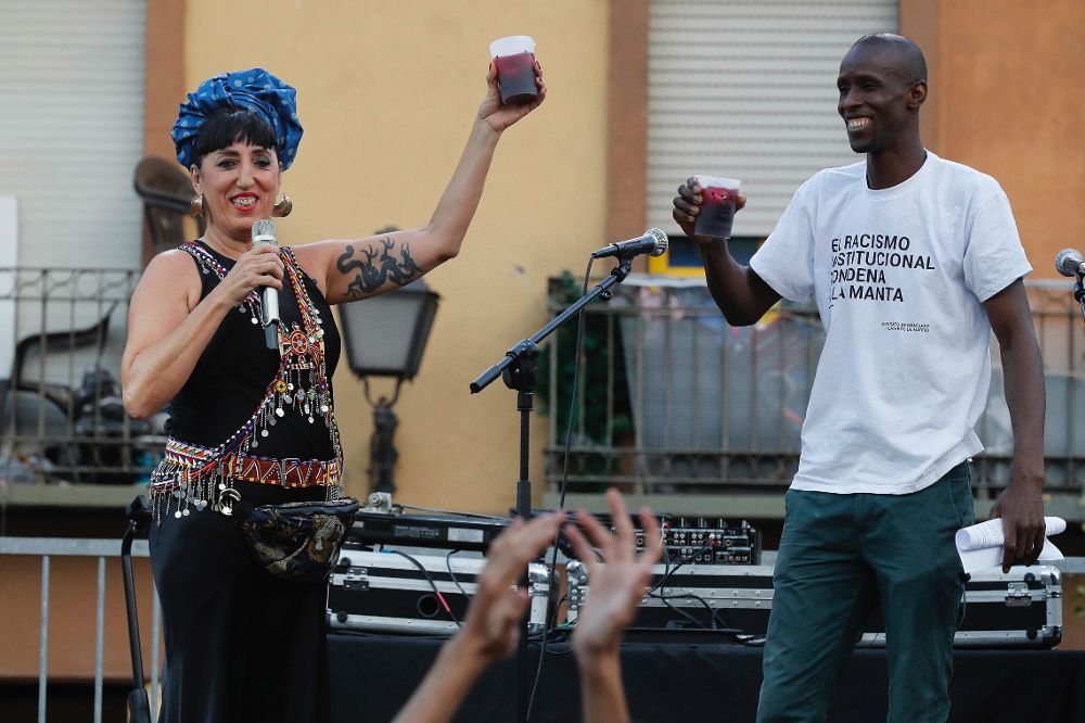 La actriz Rossy de Palma, y el representante del Sindicato de Manteros y Lateros, Serigne Mbaye Diouf, durante el tradicional pregón de las fiestas de San Lorenzo.
