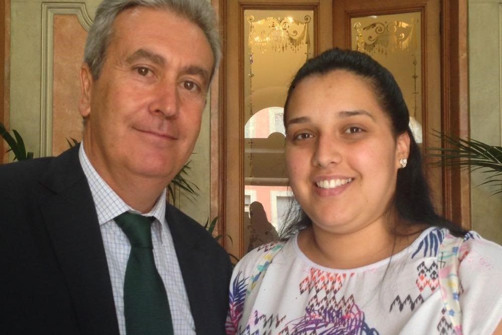 Tamara González con el concejal Óscar García.
