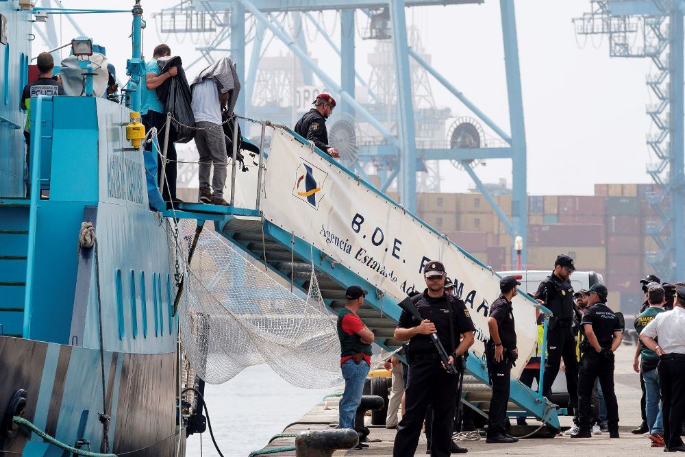 El barco "Titán Tercero", que fue interceptado en las cercanías del archipiélago portugués de Azores con 2.500 kilogramos de cocaína, llegó esta mañana al puerto de Las Palmas de Gran Canaria.