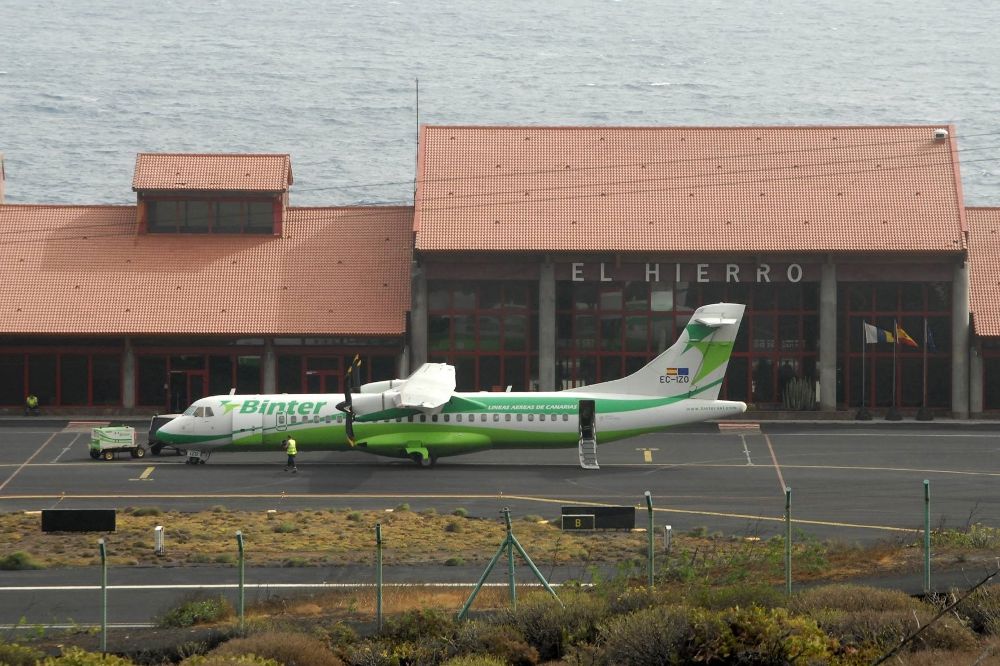 Un avión de Binter en el aeropuerto de El Hierro. 