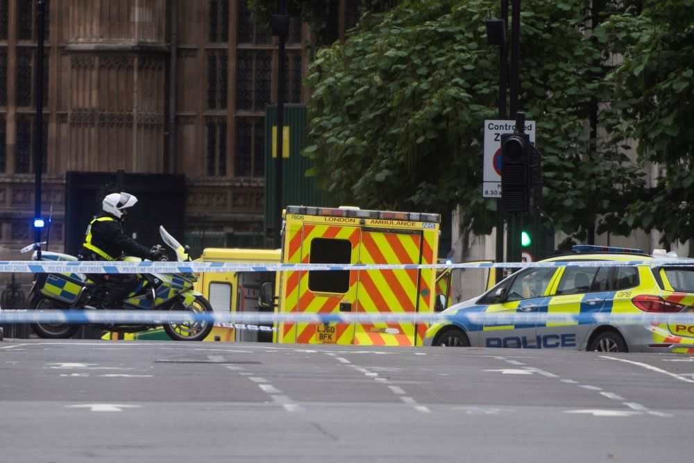 Miembros de la Policía colocan un perímetro de seguridad en el Parlamento británico en Londres.
