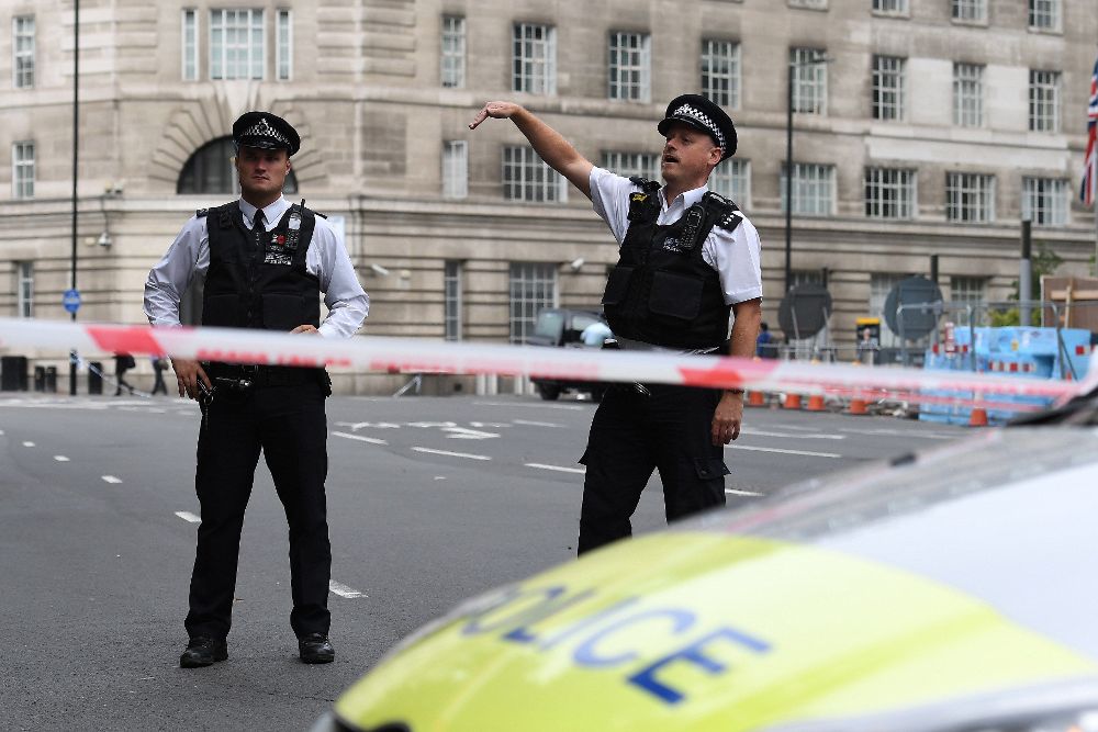 Miembros de la Policía colocan un perímetro de seguridad en el Parlamento británico en Londres (Reino Unido) hoy, 14 de agosto del 2018. 