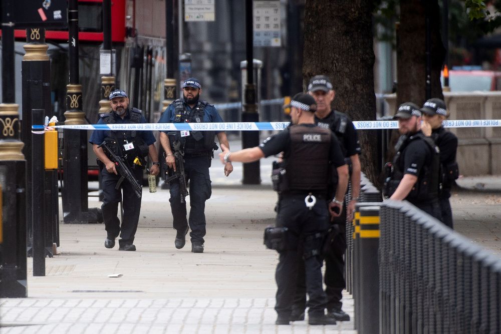Miembros de la Policía patrullan en el lugar en el que un automóvil chocó contra las barreras del Parlamento británico en Londres este 14 de agosto del 2018. 