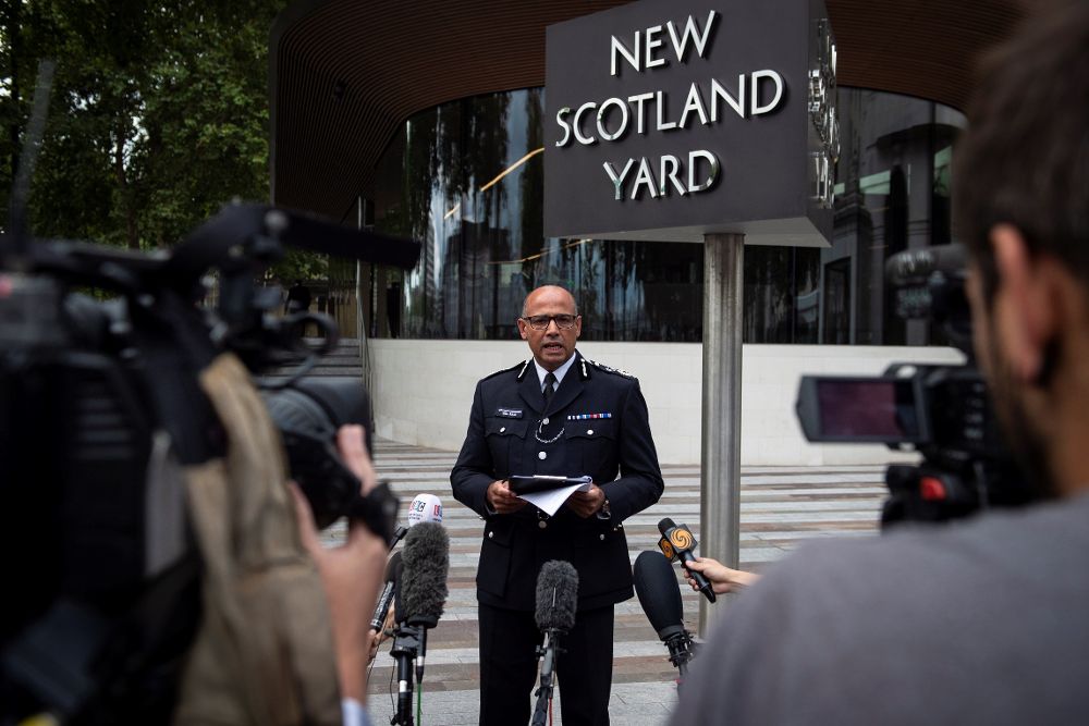 El comisario asistente de la Policía Metropolitana de Londres Neil Basu lee una declaración ante los medios frente a la sede de Scotland Yard en Londres (Reino Unido) hoy, 14 de agosto del 2018. 